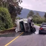 Grupos armados generan bloqueos y quemas de vehículos en Buenavista y Apatzingán